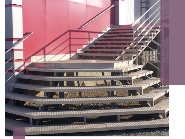 Лестницы для магазина в Лесозаводске — изготовление и монтаж