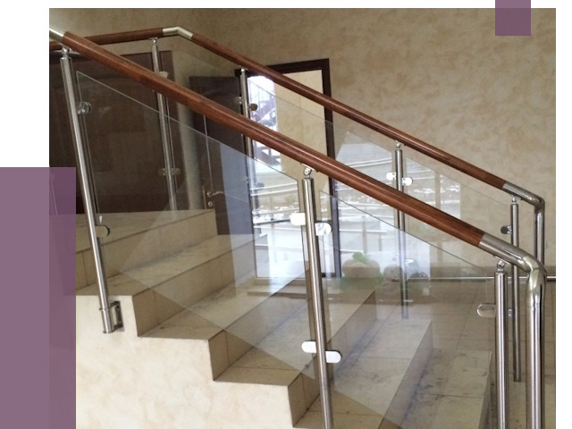 Комбинированные перила из металла и дерева в Лесозаводске