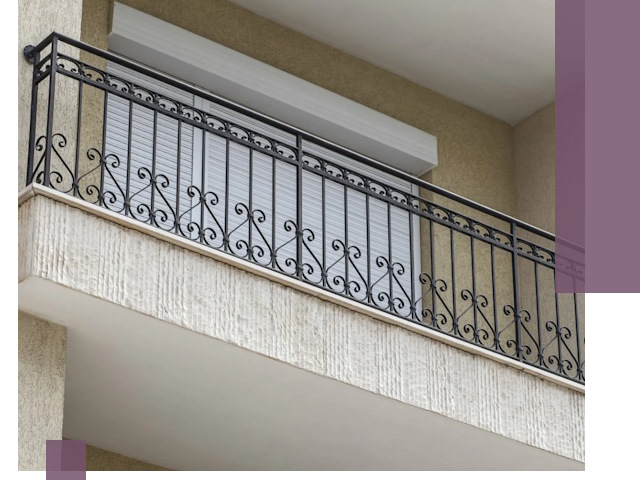 Балконные ограждения из металла и стекла в Лесозаводске для домов