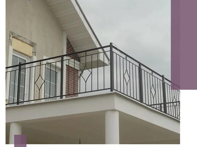 Изготовление балконных ограждений в Лесозаводске из металла и стекла